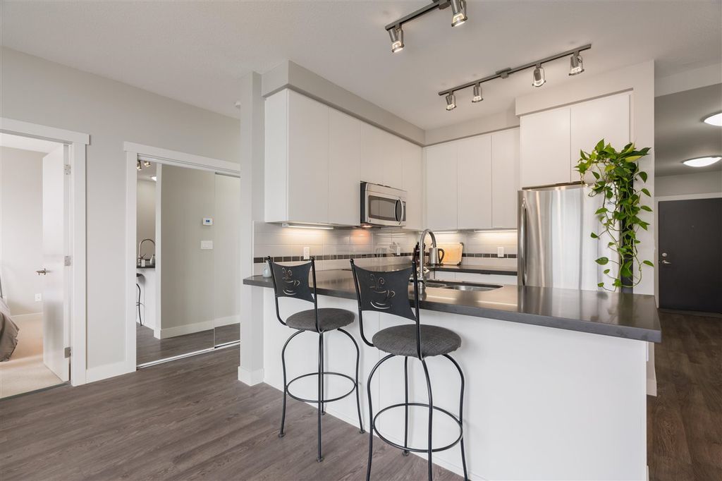 listing image 1105382563225187266