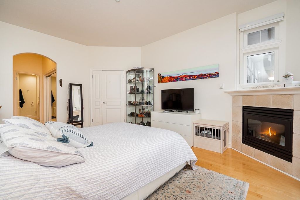 listing image 1102982572938465855