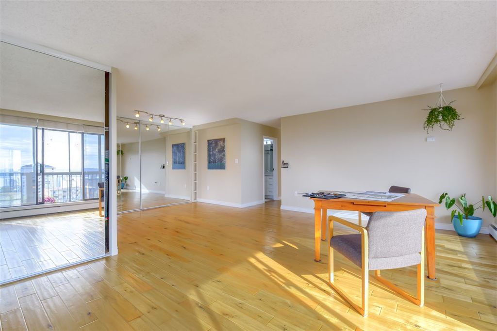 listing image 1104333752834360771