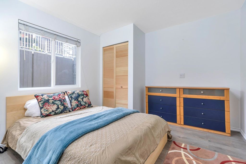 listing image 1104092216402217767