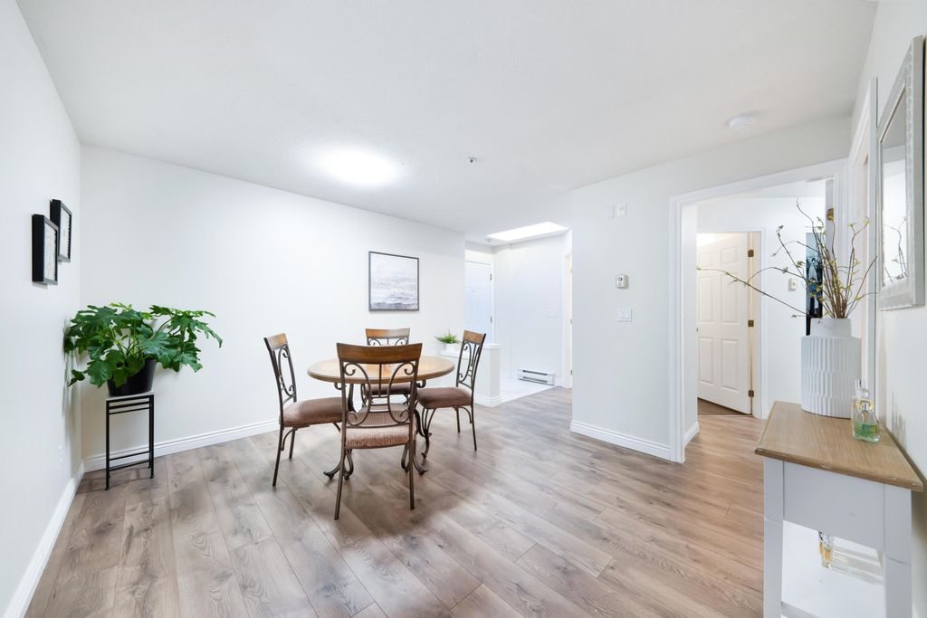 listing image 1102821015311767368