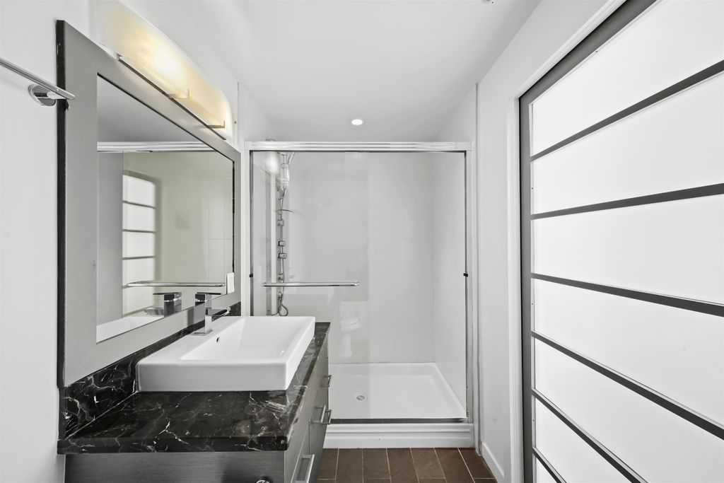 listing image 1103449924816053056
