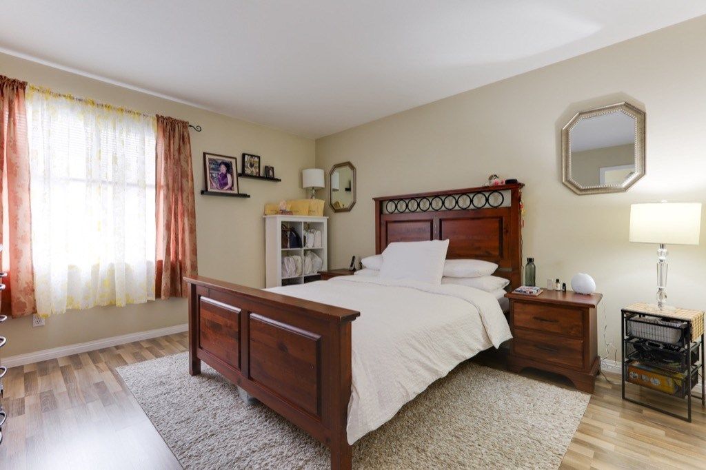 listing image 1106832779060802760