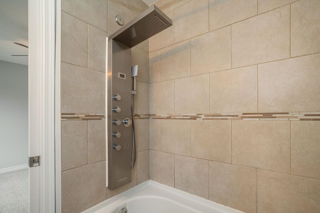 listing image 1109074085210828016