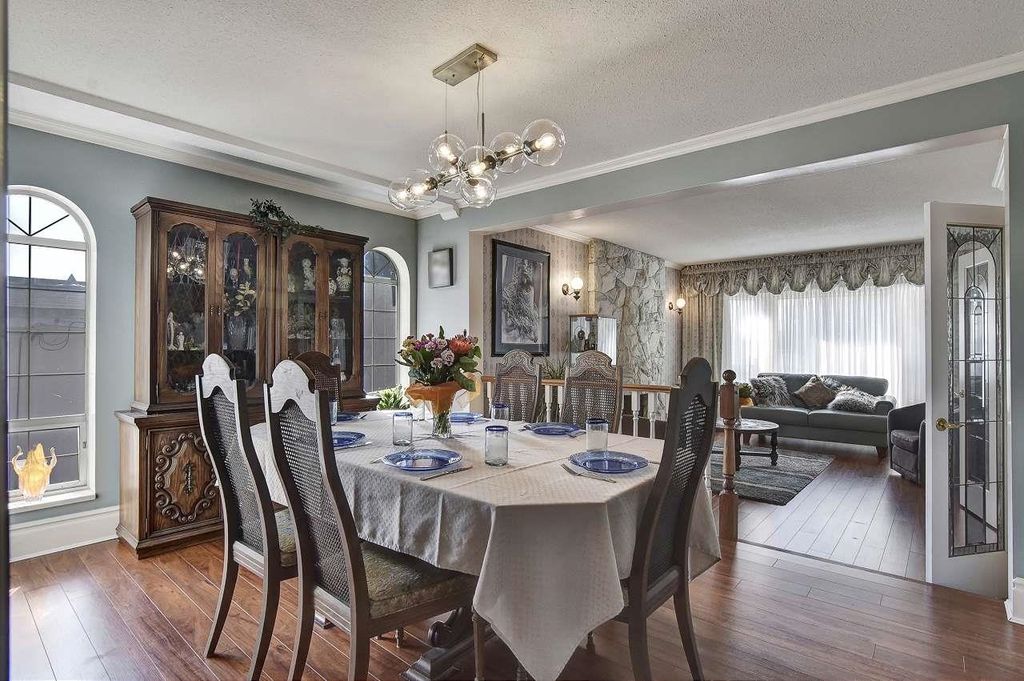 listing image 1101168234047622528