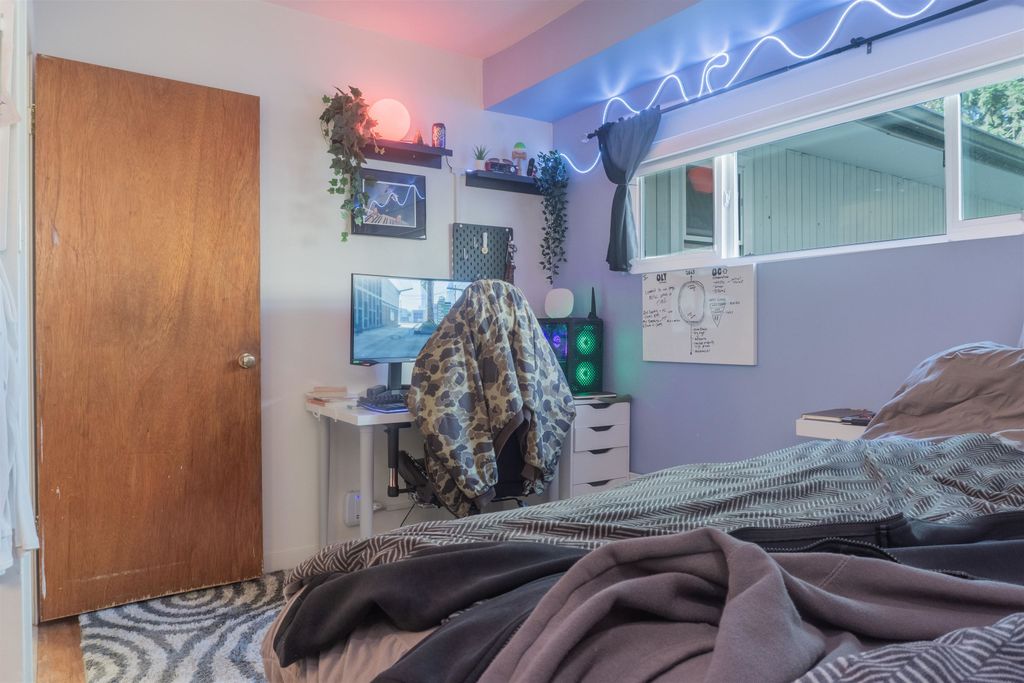 listing image 1105307359618718272