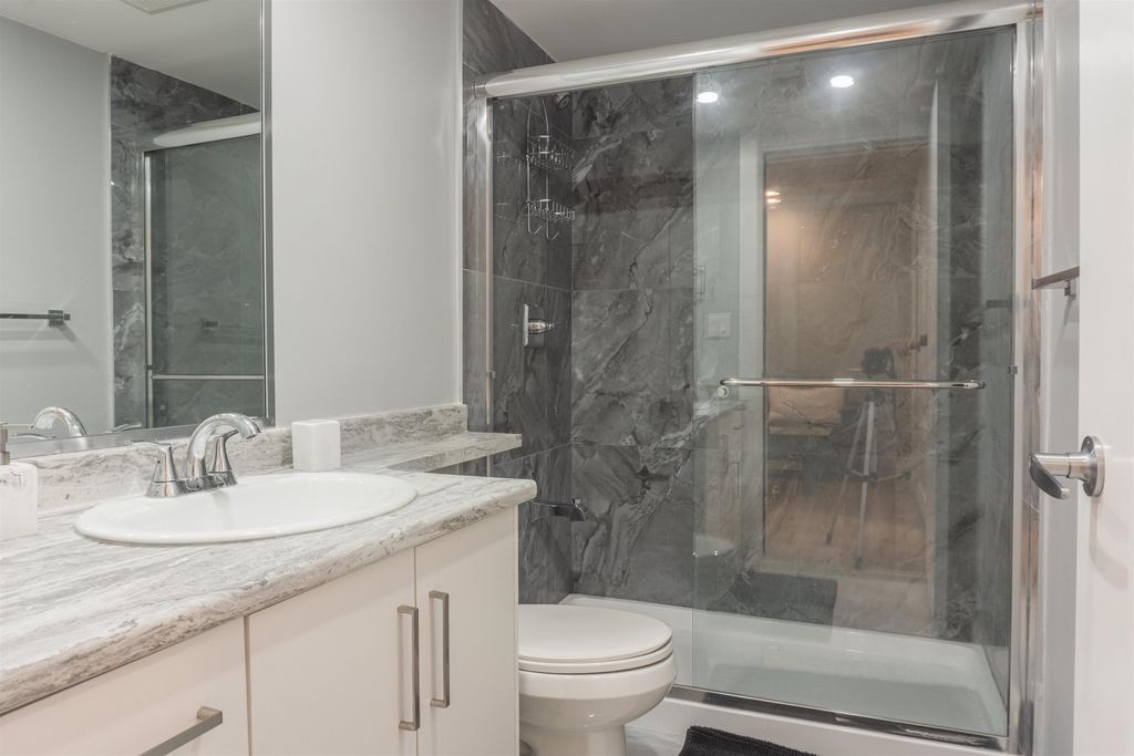 listing image 1107472601071842431