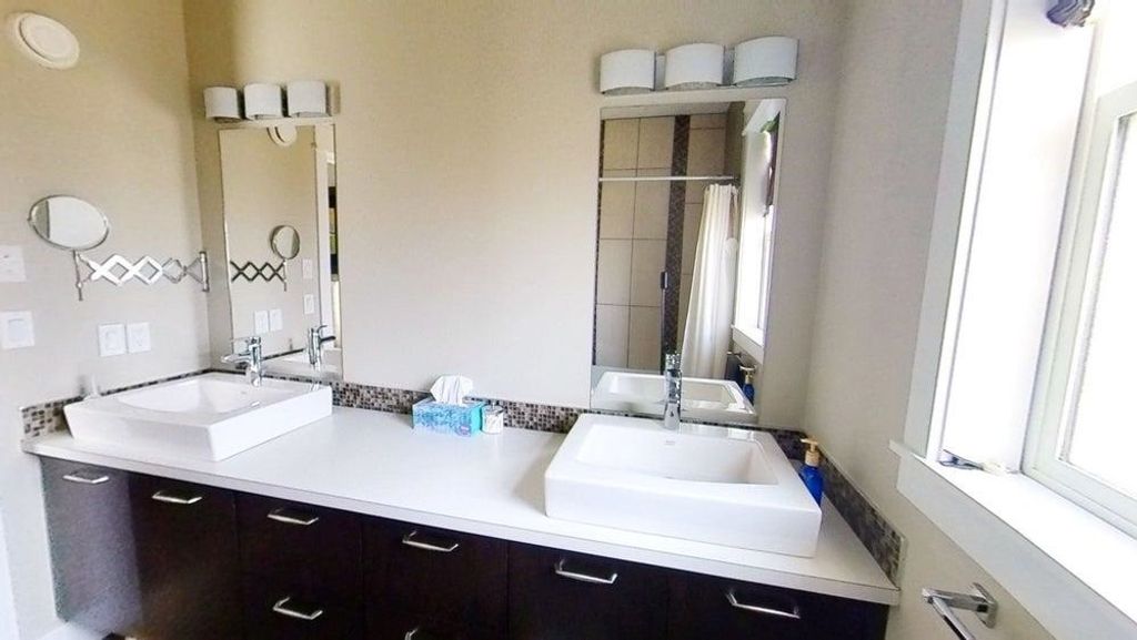 listing image 1100694235849200897