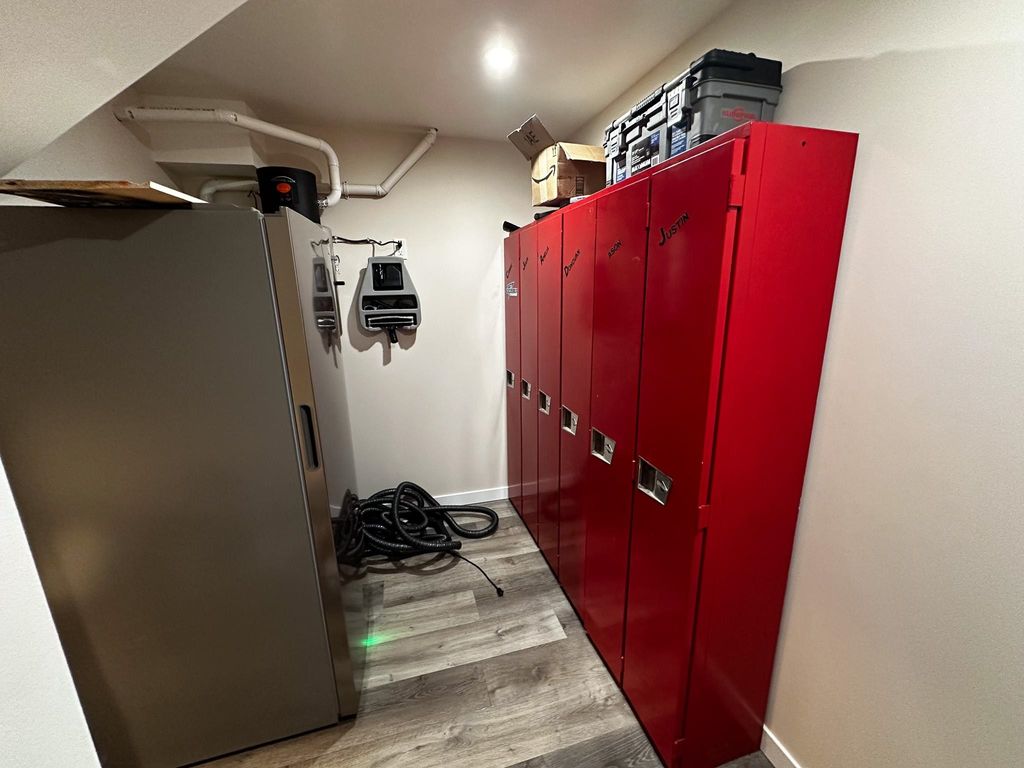 listing image 1107043904016561257