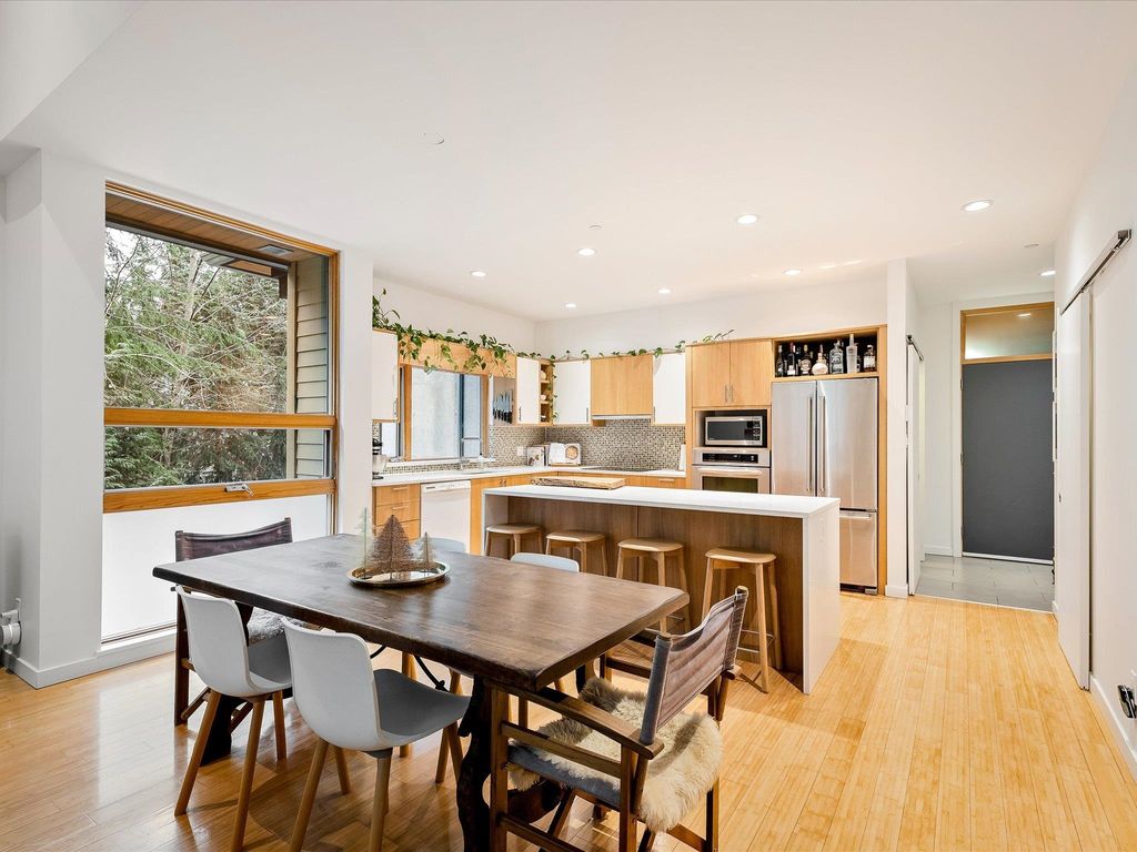 listing image 1102259051378990212