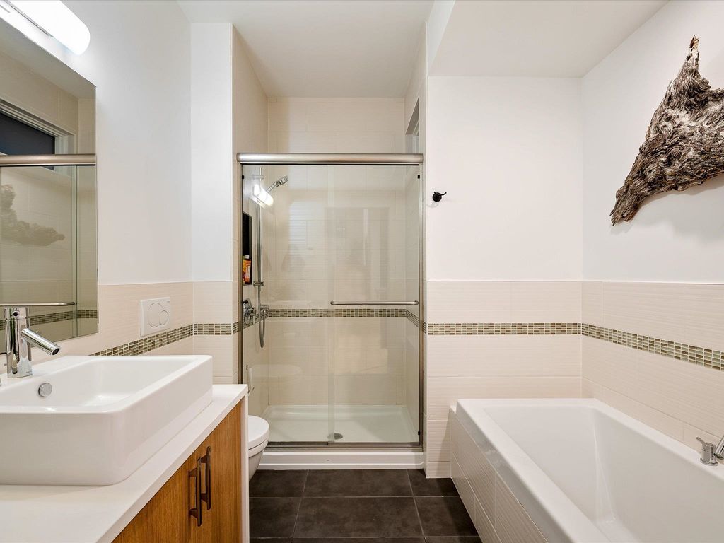 listing image 1108619635711760130