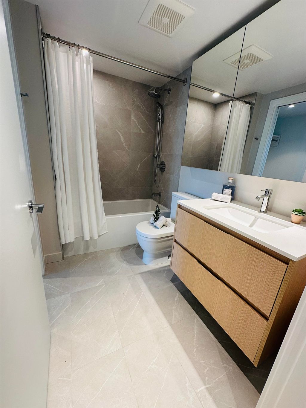 listing image 1106926552459968422