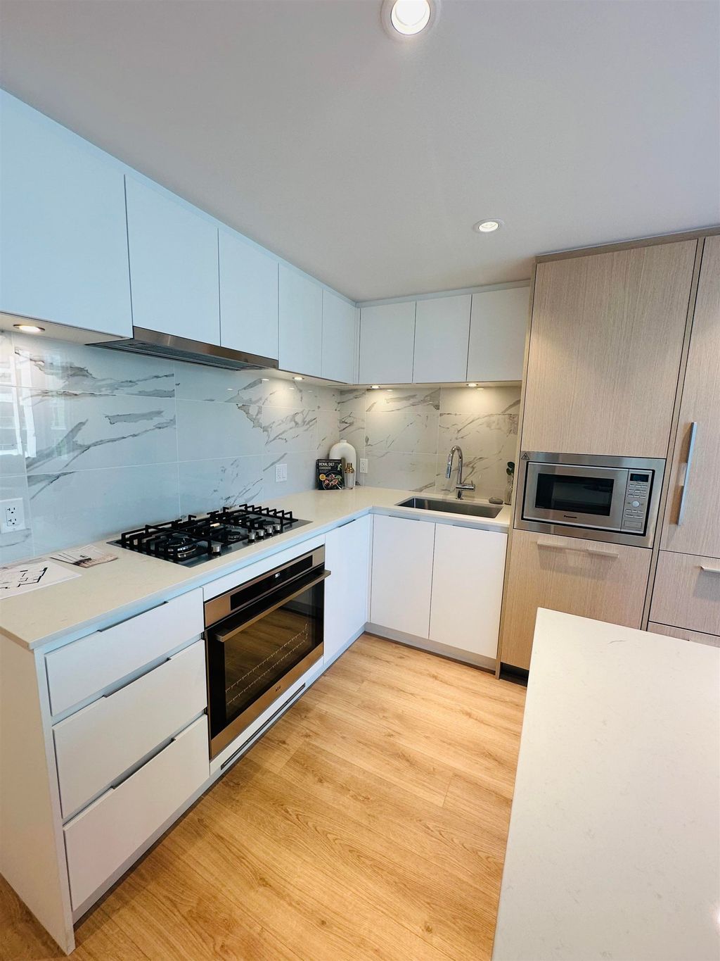 listing image 1101288661975618365