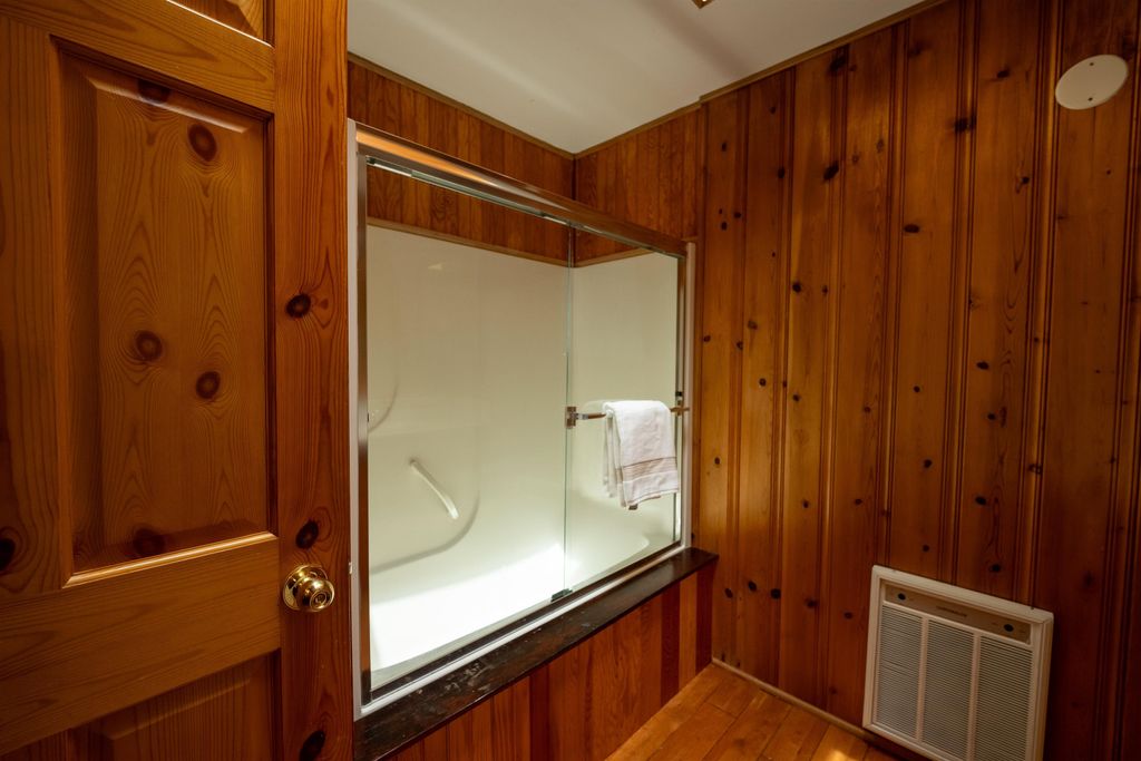 listing image 1102180605251861984