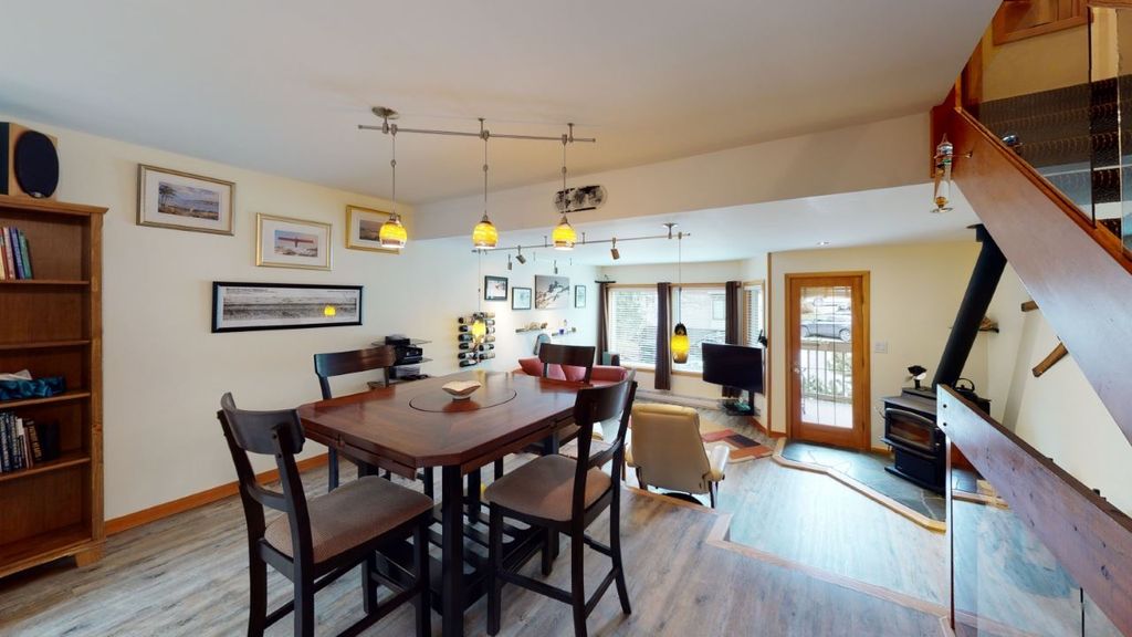 listing image 1103930174209379747
