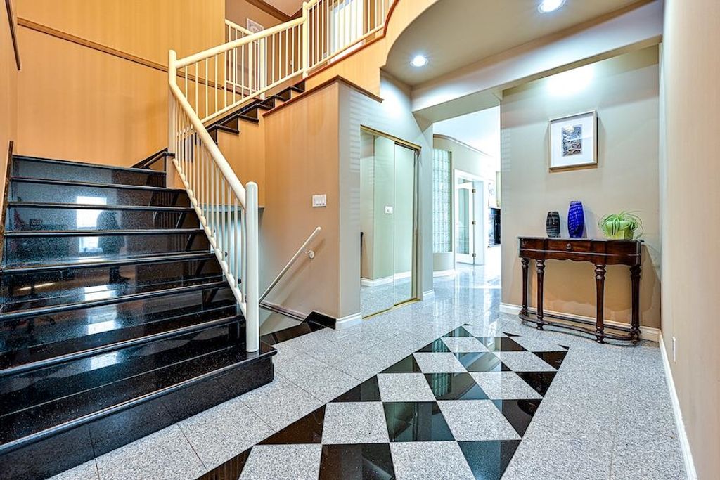 listing image 1106478318135031533
