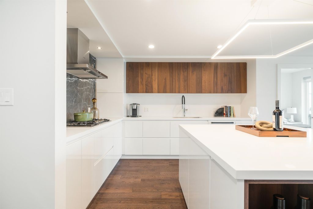 listing image 1109604123733421498