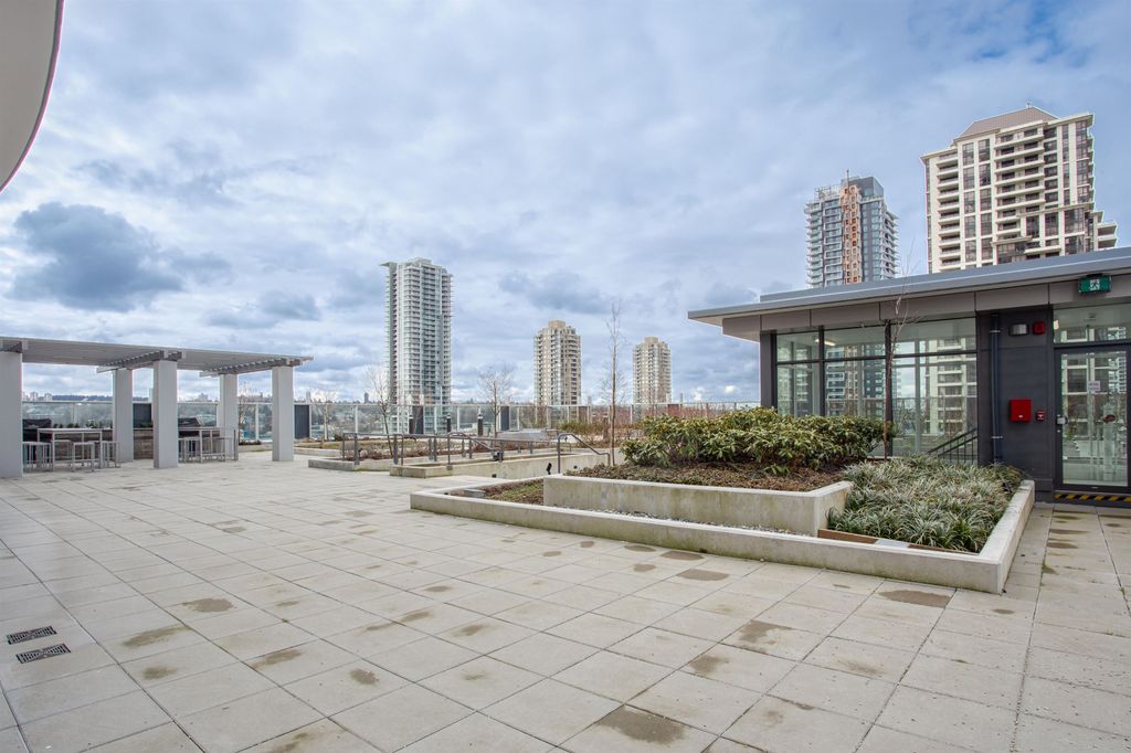 listing image 1106407113453372487