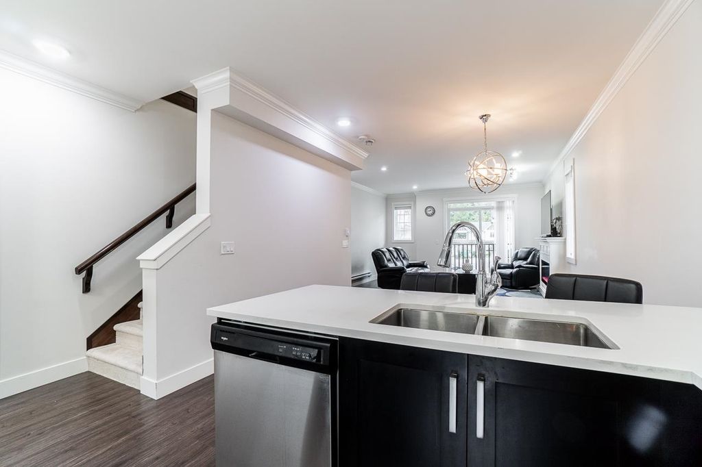 listing image 1104303113952381438