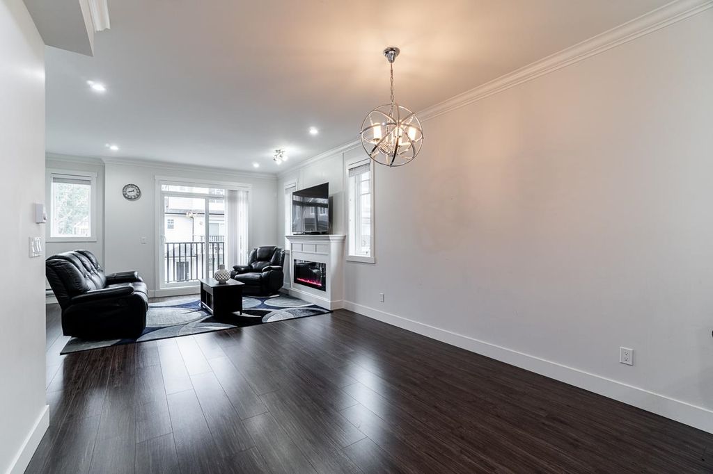 listing image 1107511334510981663