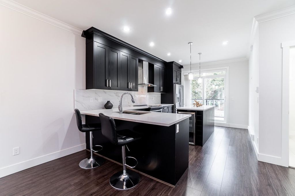 listing image 1106351508159235391