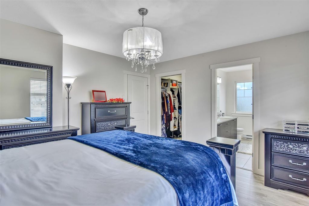 listing image 1107512023766718400
