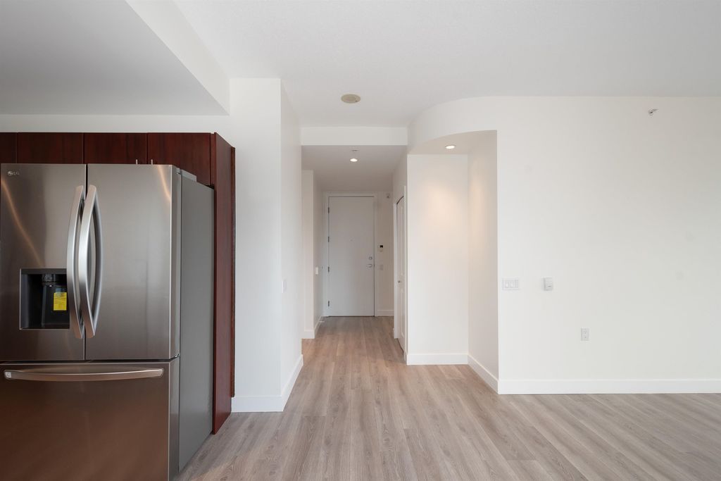 listing image 1102354077806087772