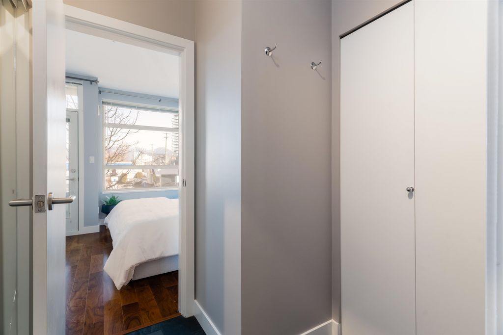 listing image 1102359085008506175