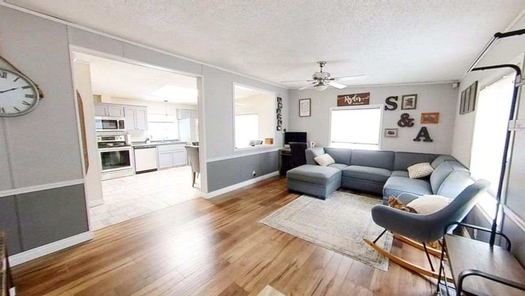 listing image 1101765232455116497