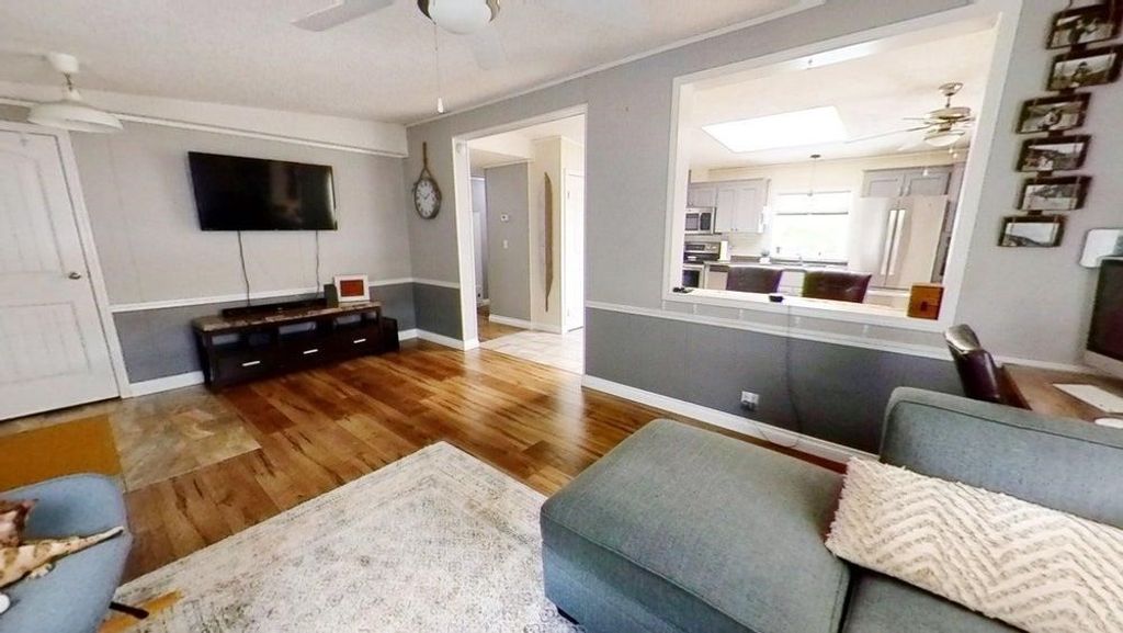 listing image 1101884377195982845