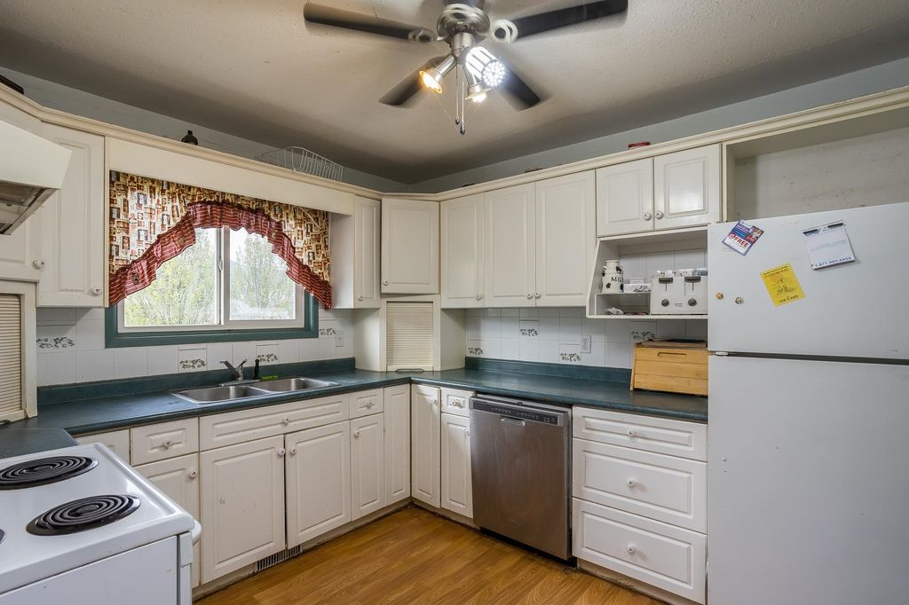 listing image 1104256405360379485