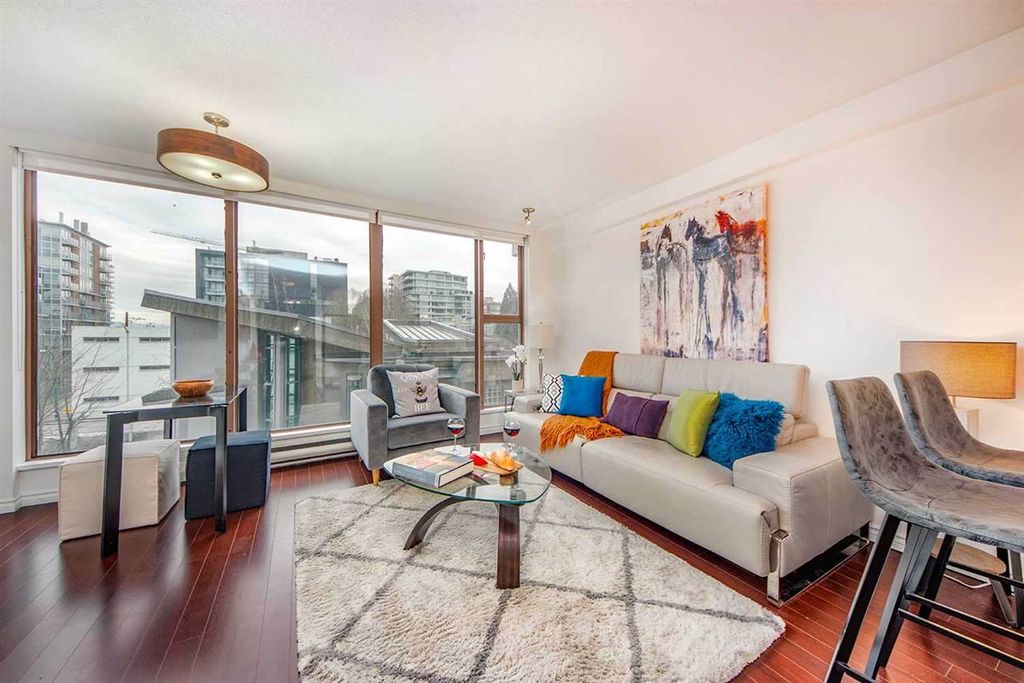 listing image 1104776798072469184