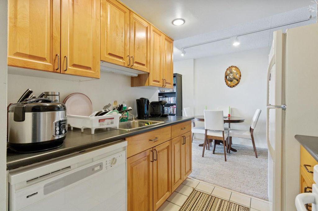 listing image 1106631133163632576