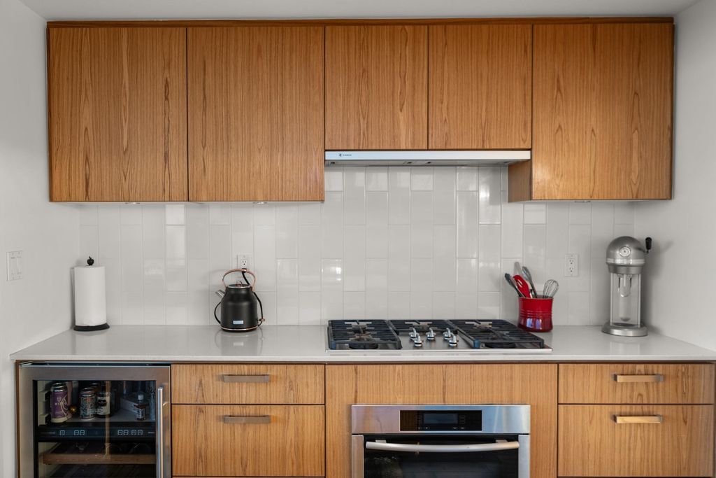 listing image 1109332266195930689