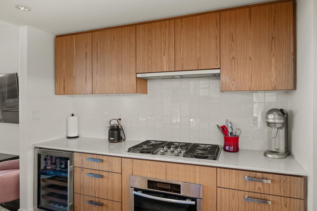 listing image 1103945114640945552