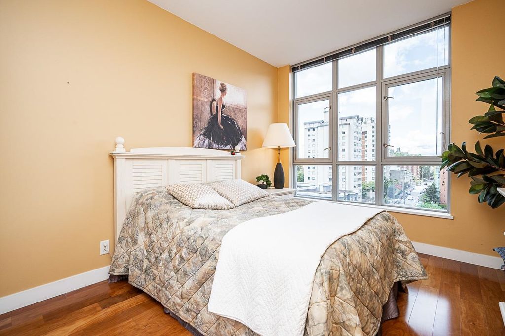 listing image 1105456207176792382