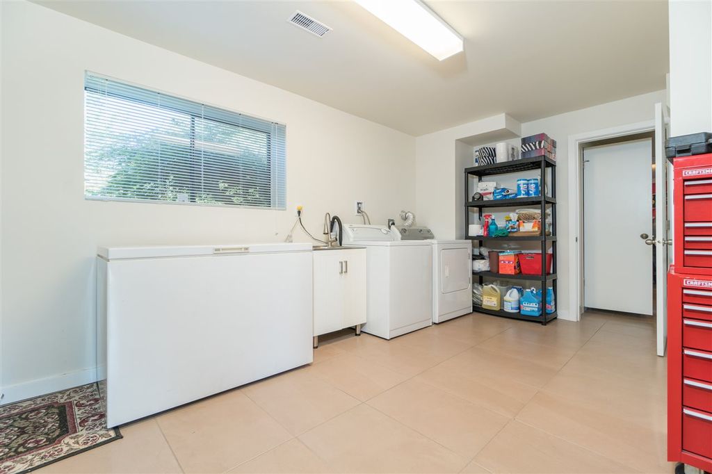 listing image 1107435474249625983