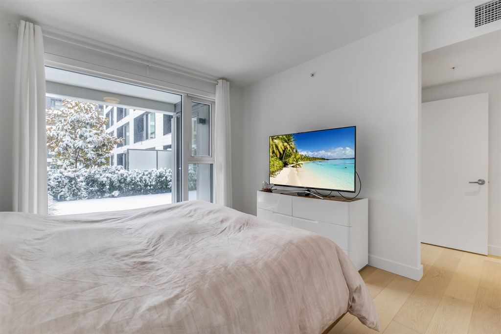 listing image 1102657116216442757