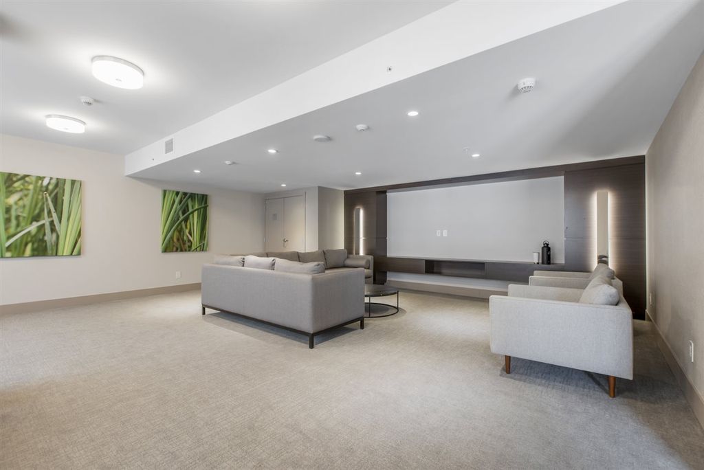 listing image 1106165663155339586