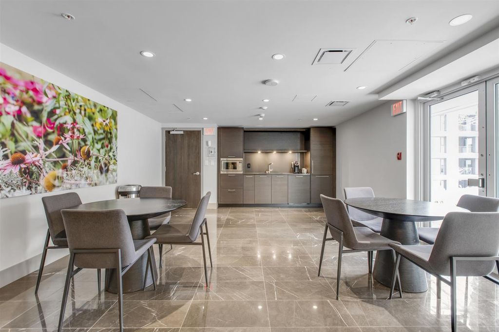 listing image 1101404277604926269