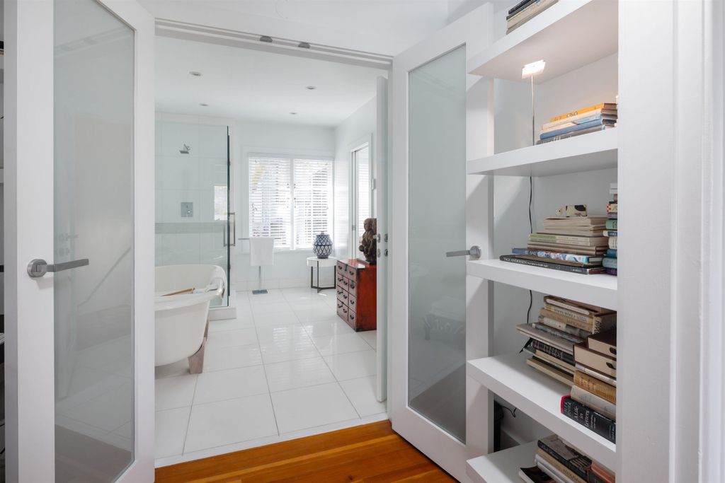 listing image 1104257252071568095