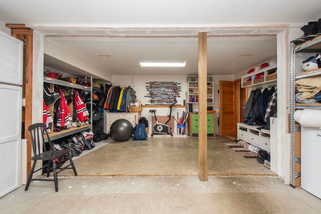 listing image 1106872921991410873