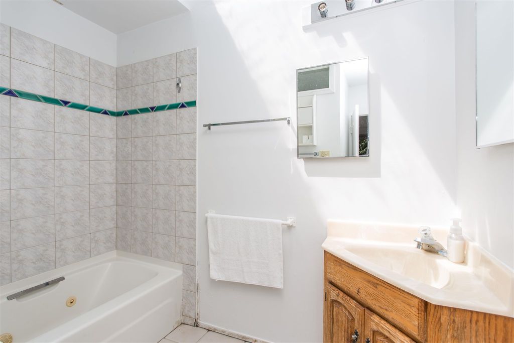 listing image 1102502194980486915