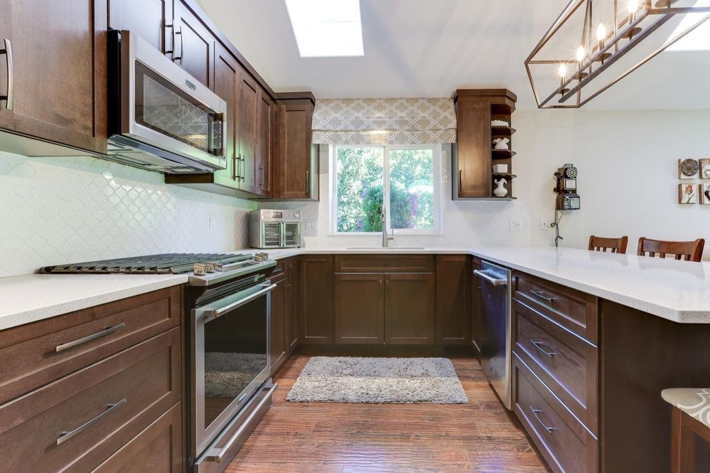 listing image 1107643161651334976