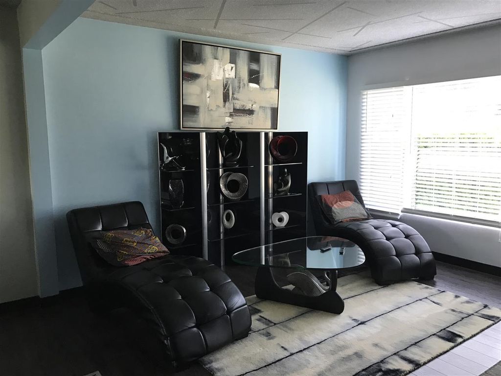 listing image 1103389578569684544