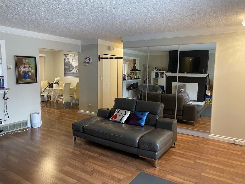 listing image 1104003230147689168