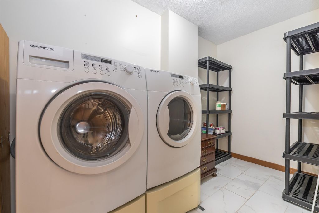 listing image 1105978600289031906