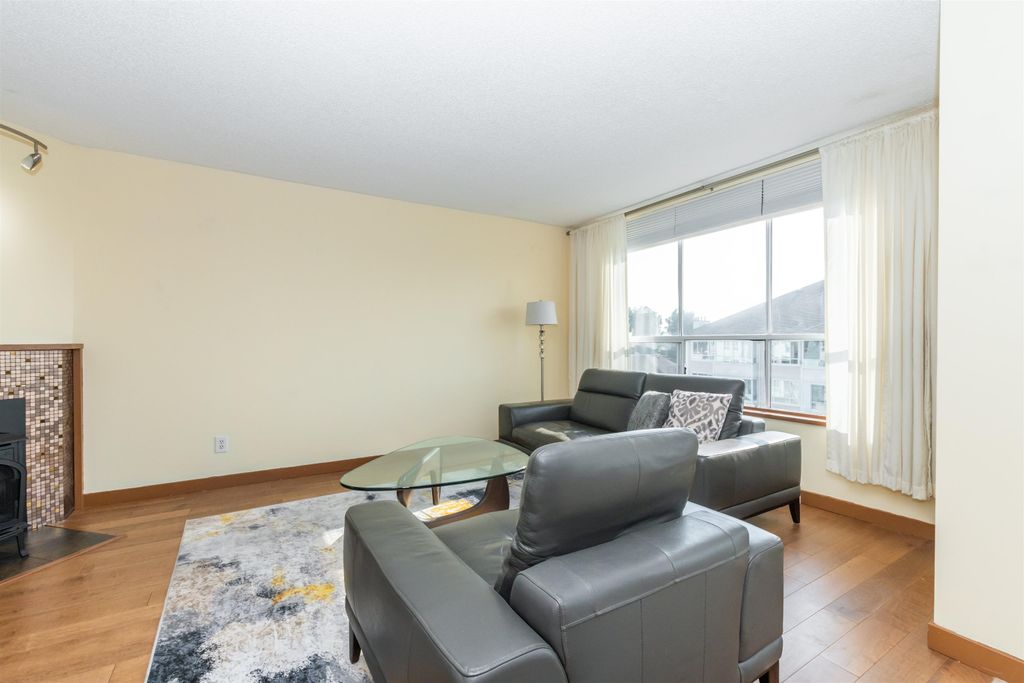 listing image 1104775849340276359