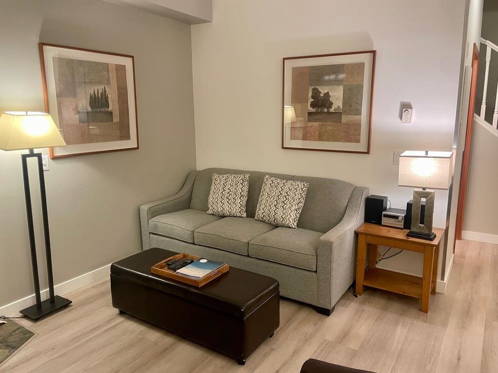 listing image 1109647307593273117