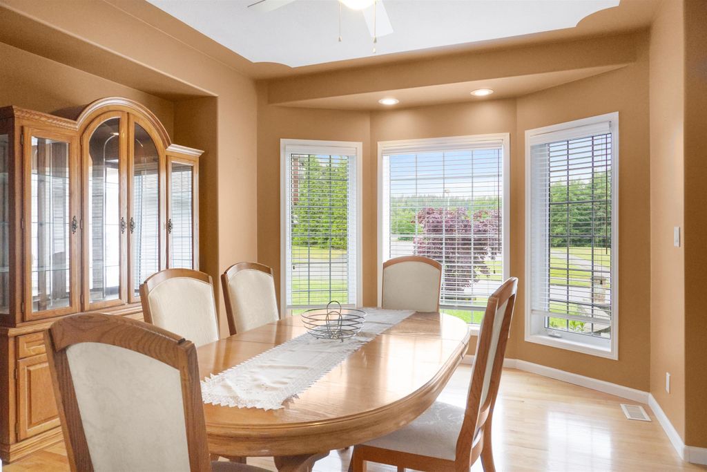 listing image 1104080156160060749